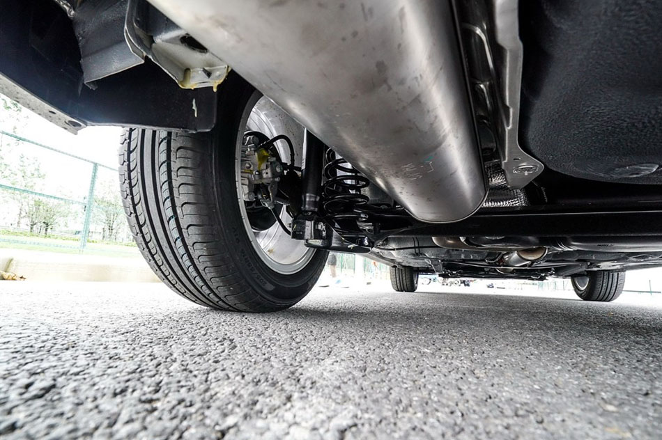 2015款 230TSI DSG 豪华版 引擎底盘