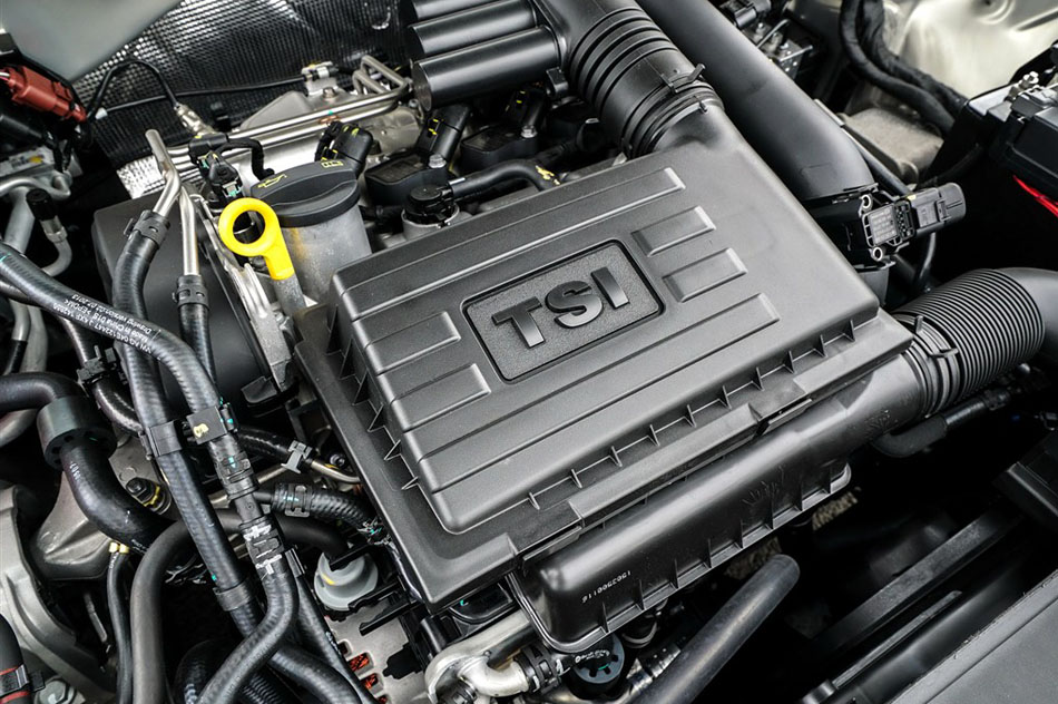 2015款 230TSI DSG 豪华版 引擎底盘