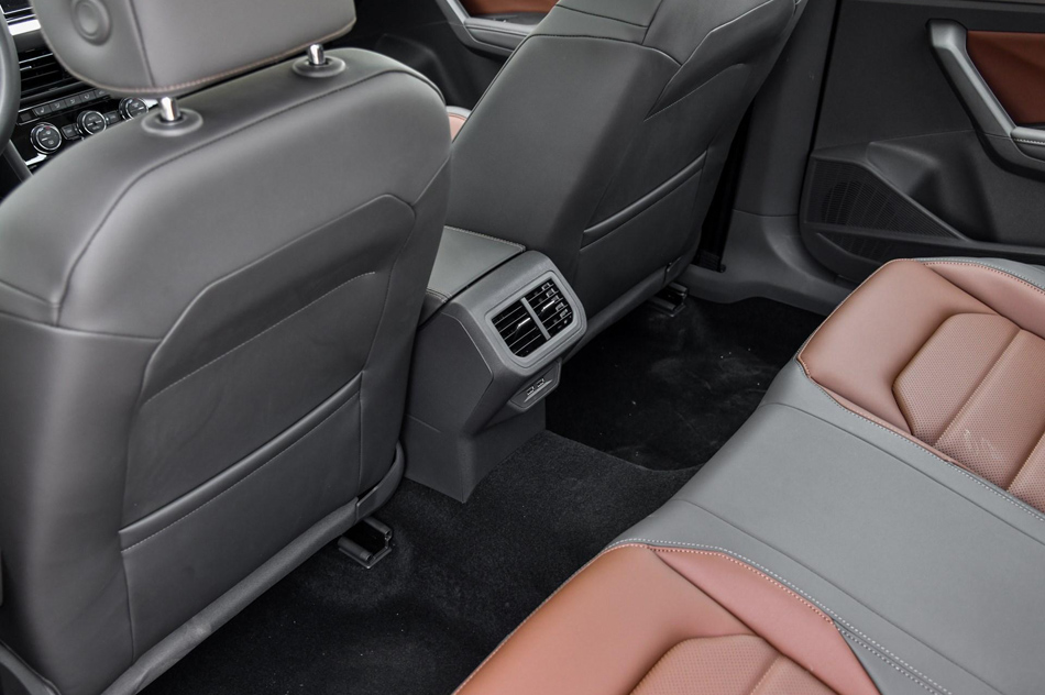 2018款 280TSI DSG豪华版 座椅空间