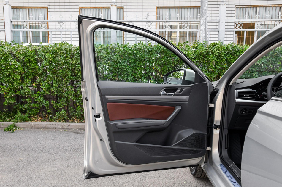 2018款 280TSI DSG豪华版 座椅空间