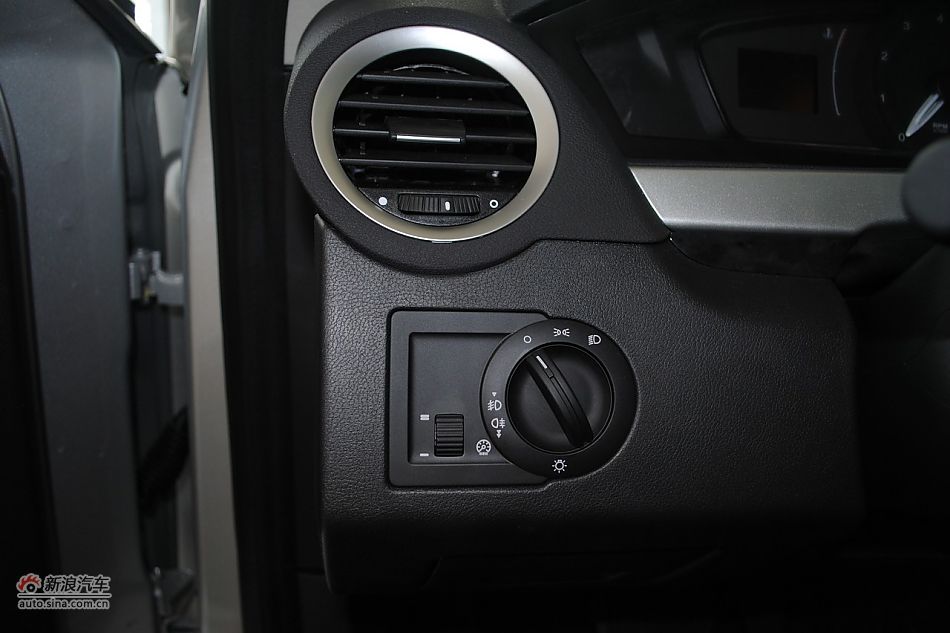 荣威550s 1.8L自动启臻版