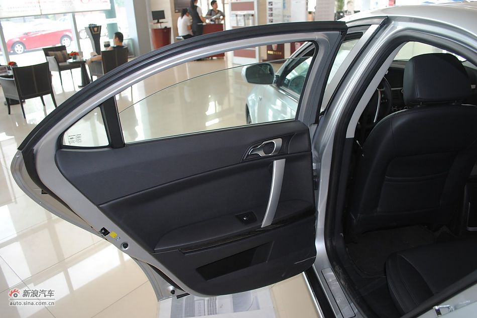 荣威550s 1.8L自动启臻版