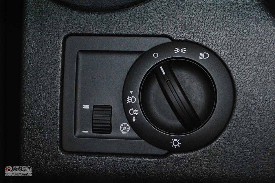 荣威550s 1.8L自动启臻版