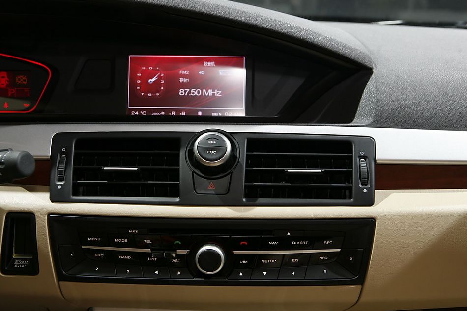 图为荣威550内饰及细节