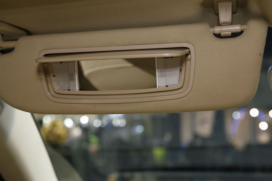 图为荣威550内饰及细节