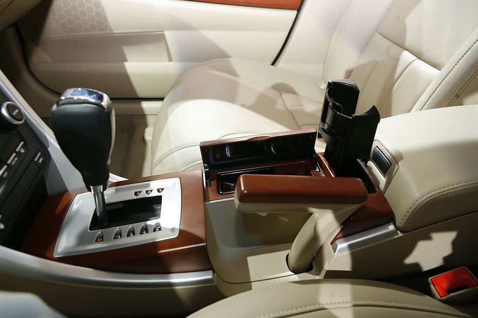 图为荣威550内饰及细节