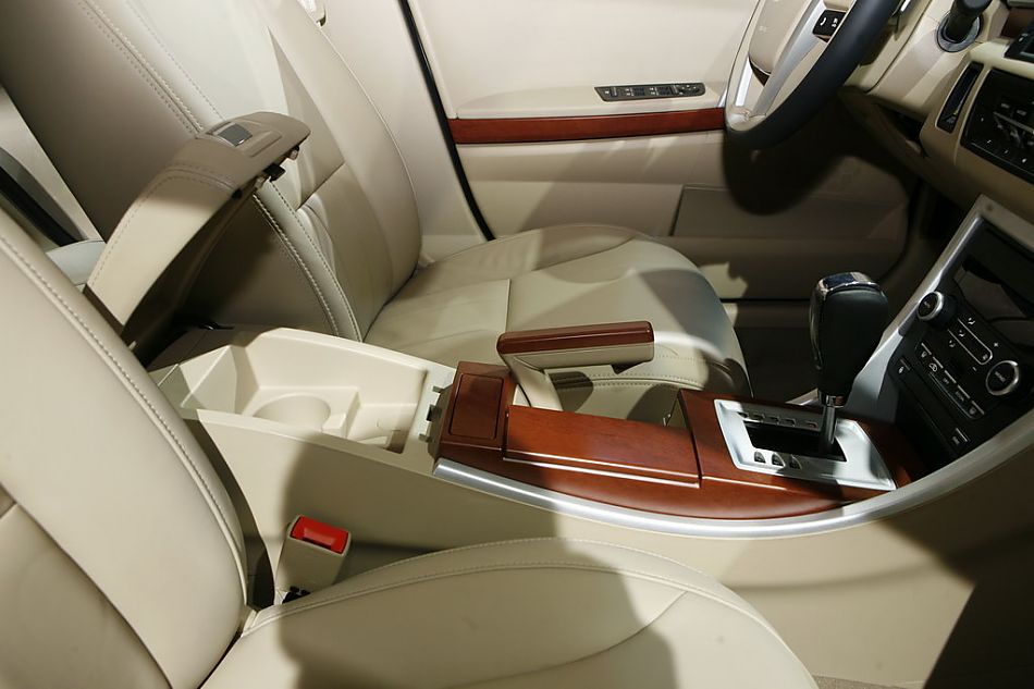 图为荣威550内饰及细节