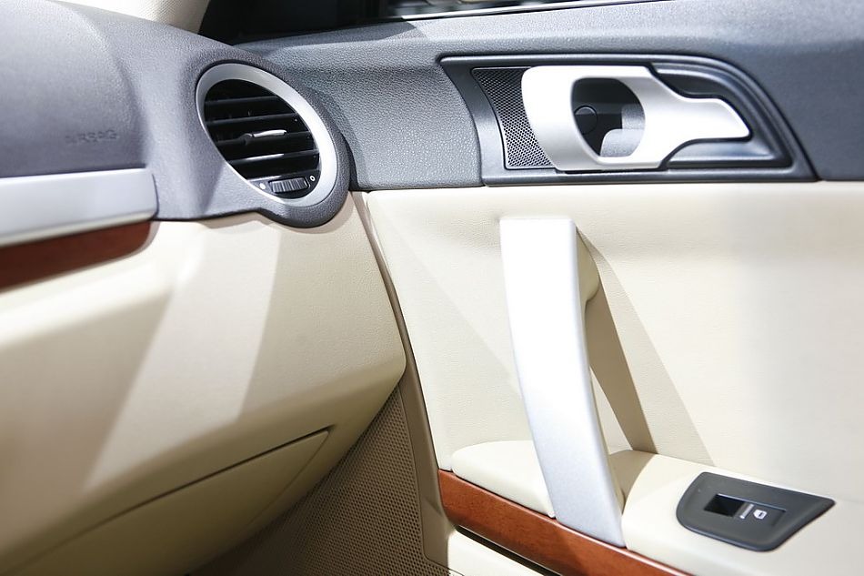 图为荣威550内饰及细节