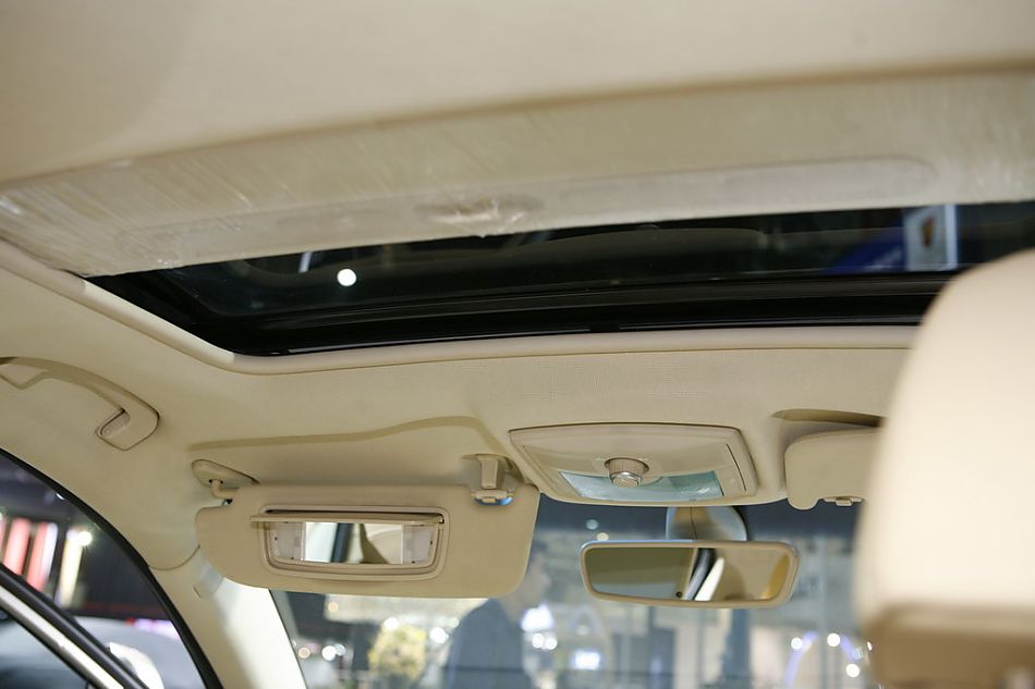 图为荣威550内饰及细节