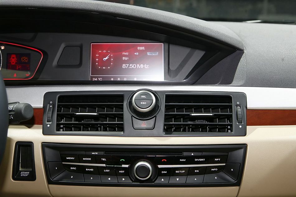 图为荣威550内饰及细节