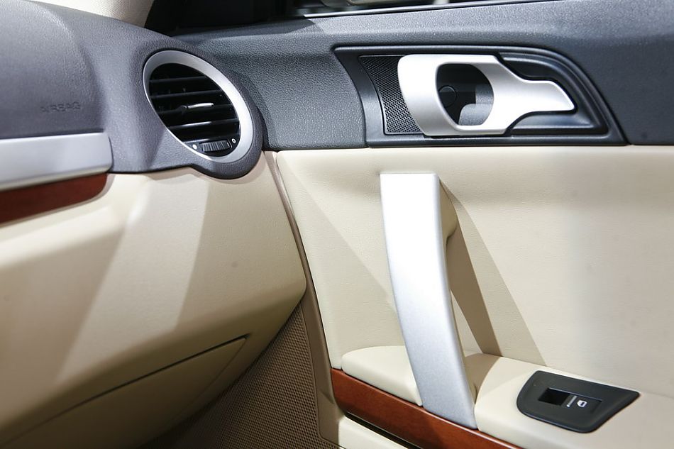 图为荣威550内饰及细节