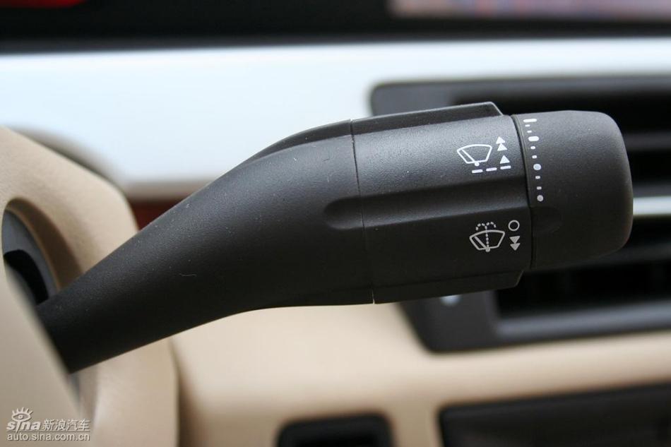 新浪汽车试驾荣威550G 1.8T品仕版组图