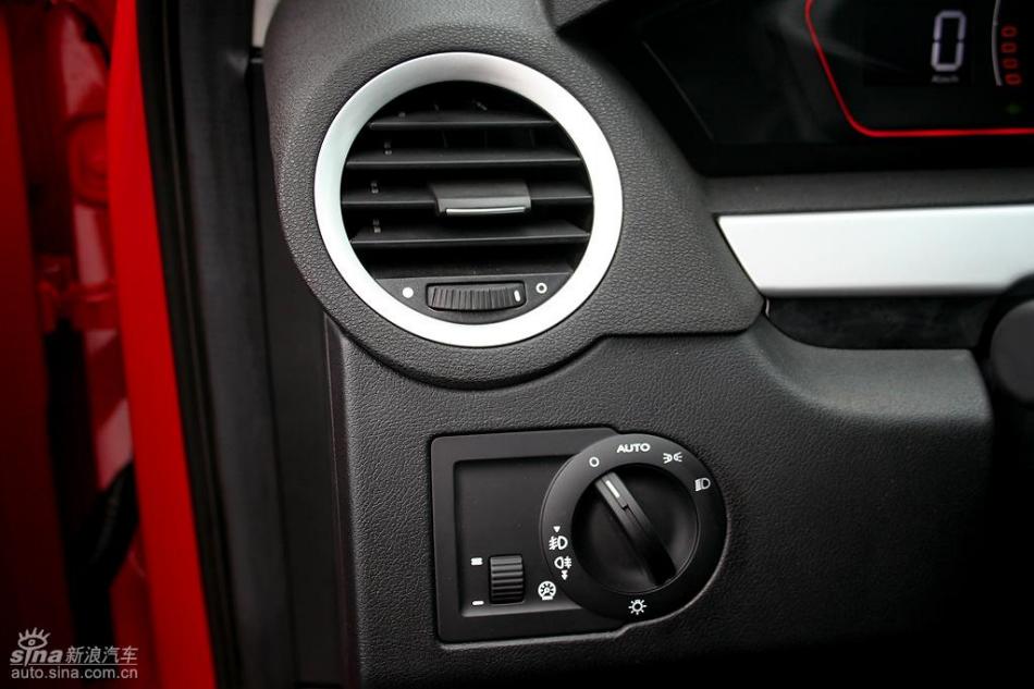 新浪汽车试驾荣威550G 1.8T品仕版组图
