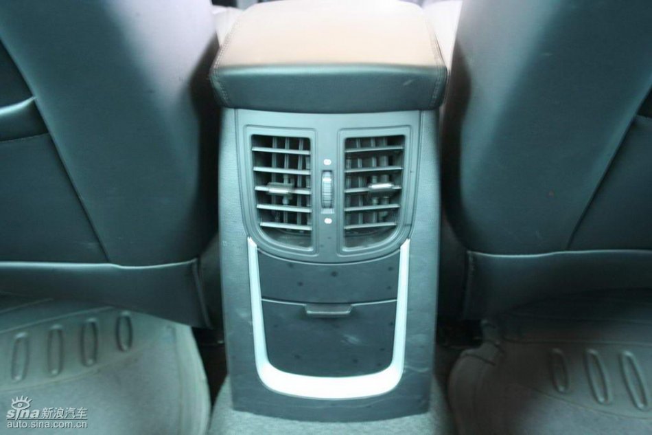 上汽荣威550内饰