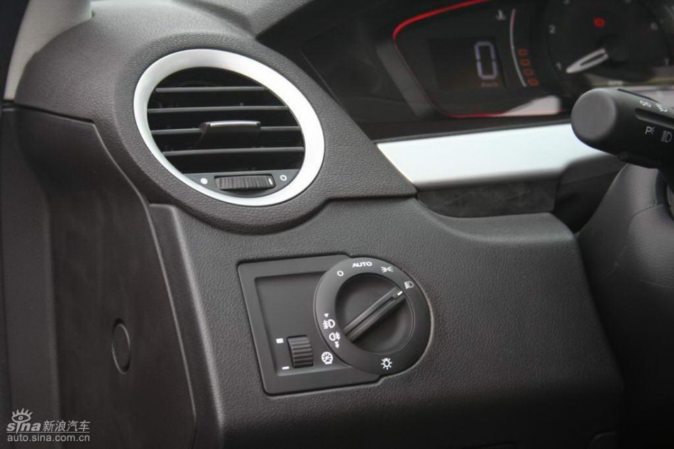 上汽荣威550内饰