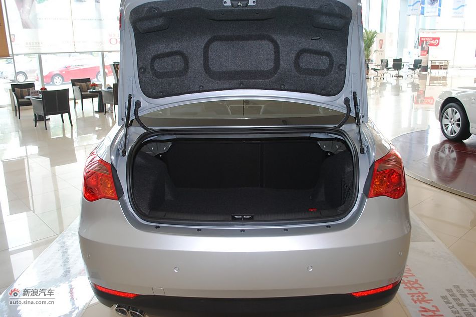 荣威550s 1.8L自动启臻版