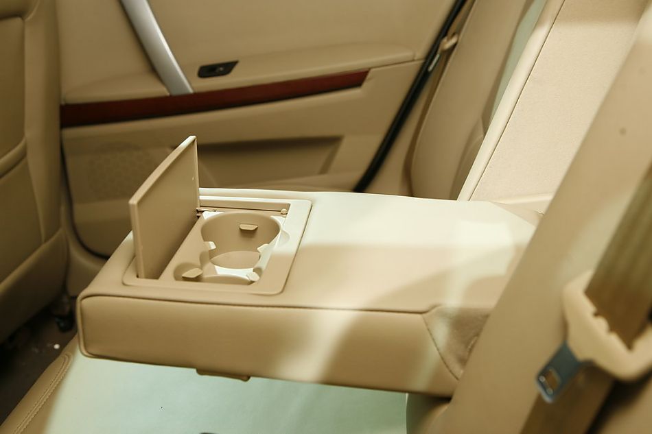 图为荣威550内饰及细节