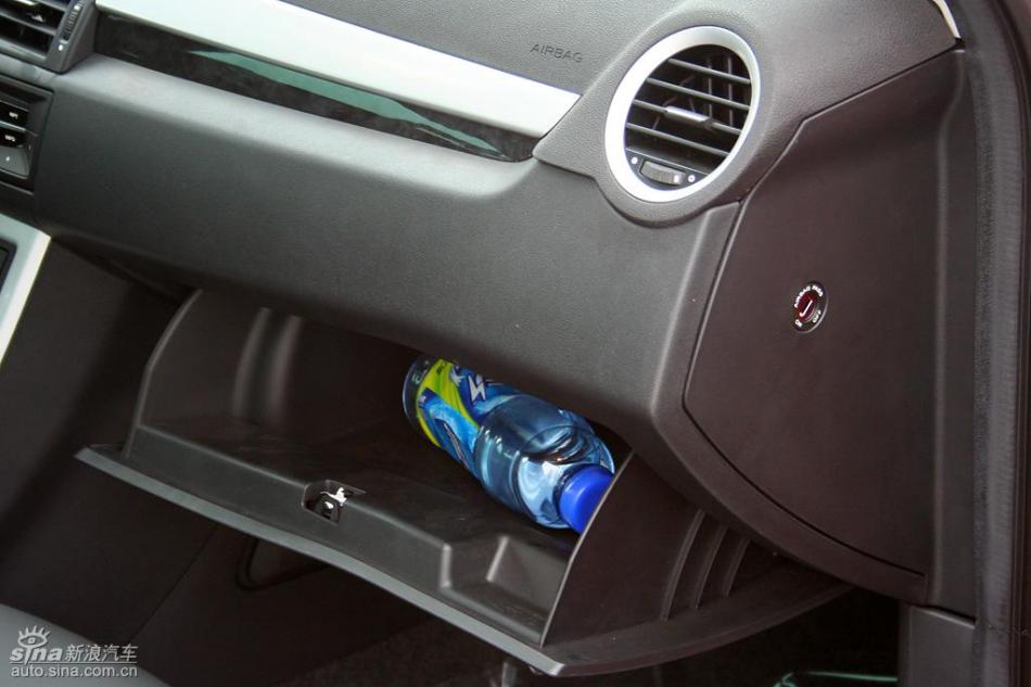 新浪汽车试驾荣威550G 1.8T品仕版组图