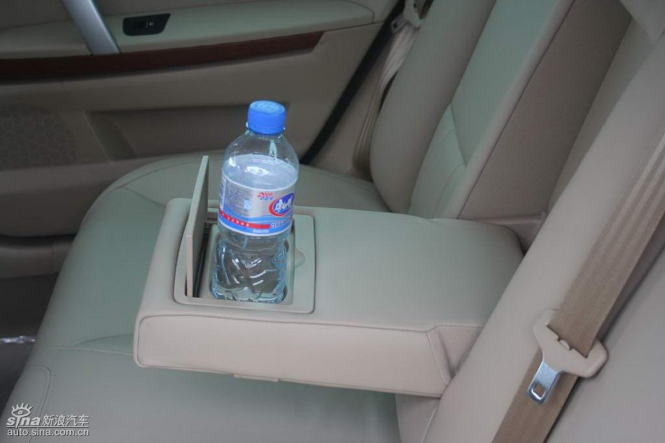 上汽荣威550内饰