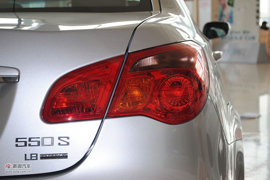 荣威550s 1.8L自动启臻版