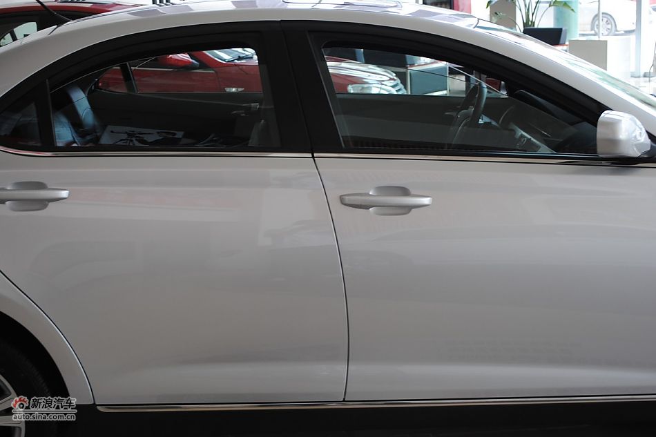 荣威550s 1.8L自动启臻版