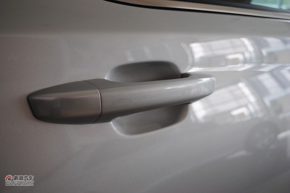 荣威550s 1.8L自动启臻版