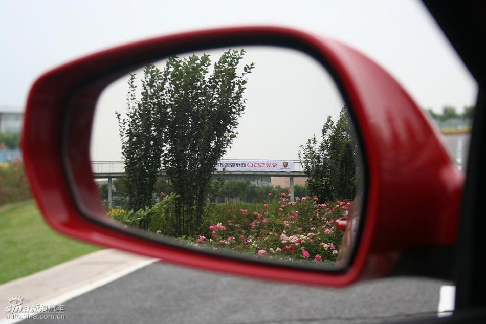新浪汽车试驾荣威550G 1.8T品仕版组图