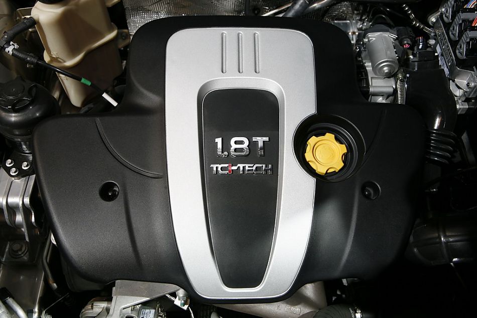 图为荣威550发动机