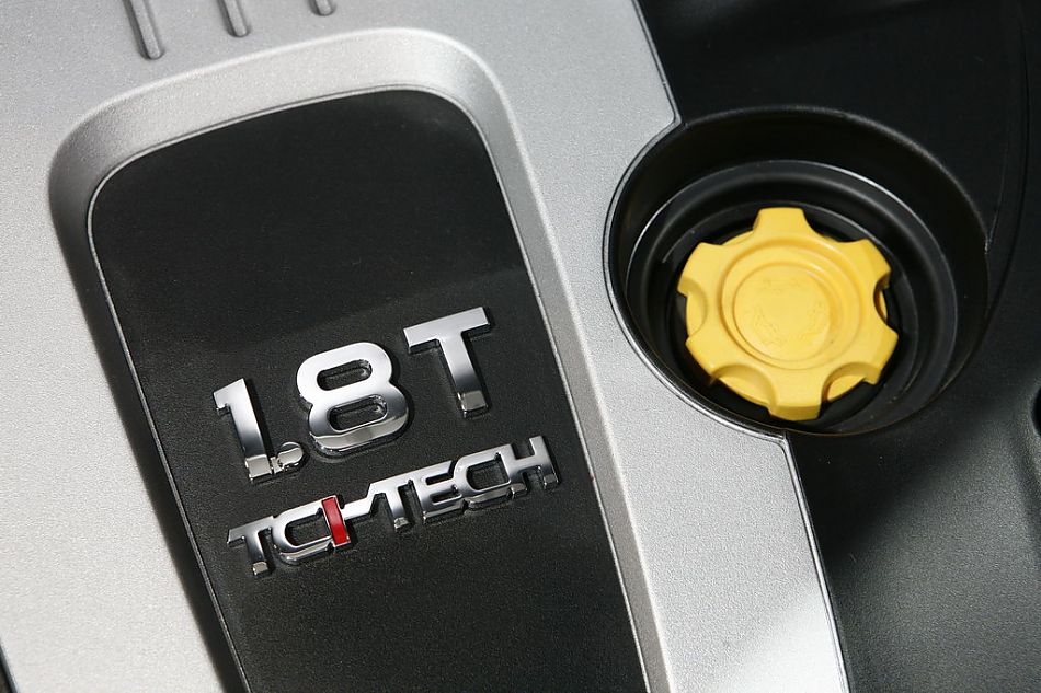 图为荣威550发动机