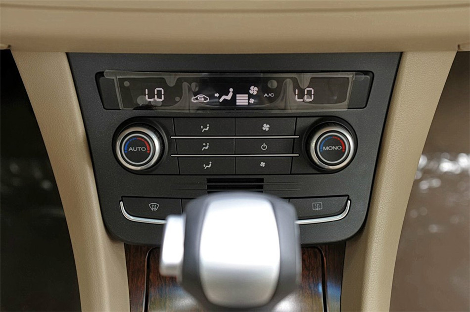 2013款 550D 1.8T AT 品臻版 内饰