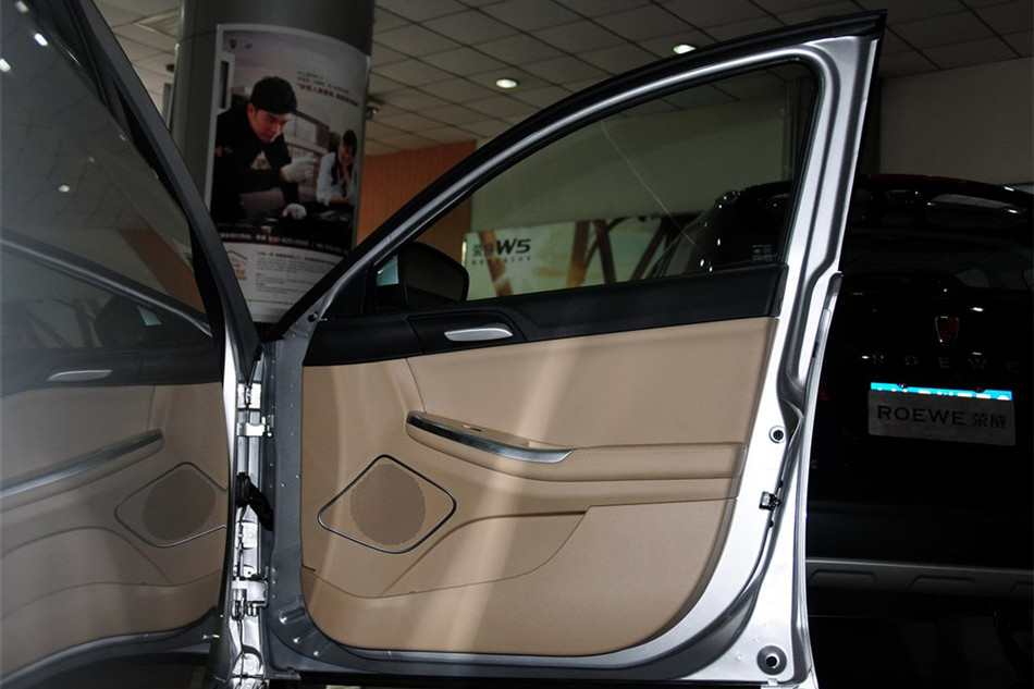 2013款 550D 1.8T AT 品臻版 座椅空间