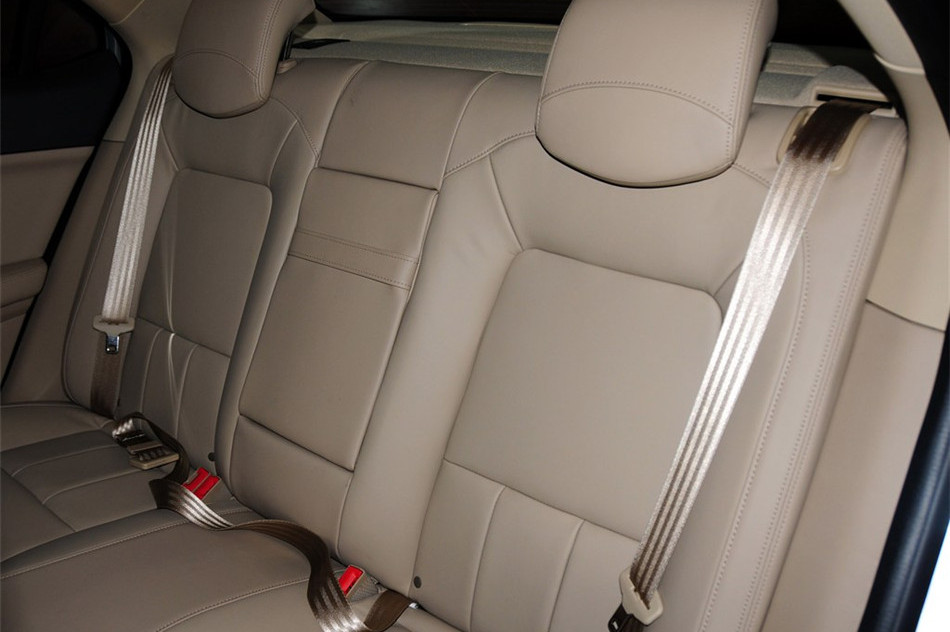 2013款 550D 1.8T AT 品臻版 座椅空间