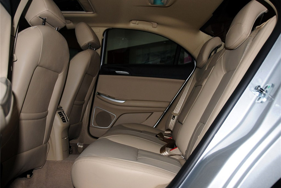 2013款 550D 1.8T AT 品臻版 座椅空间