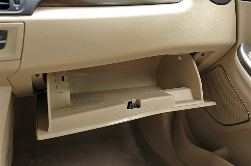 2013款 550D 1.8T AT 品臻版 座椅空间