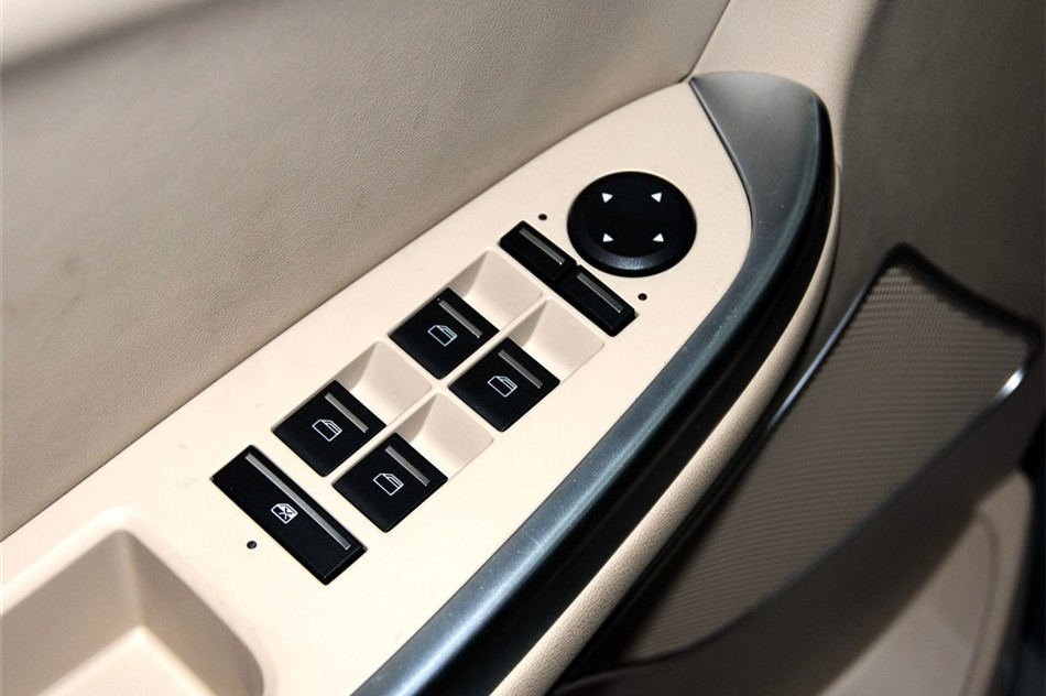 2013款 550D 1.8T AT 品臻版 座椅空间