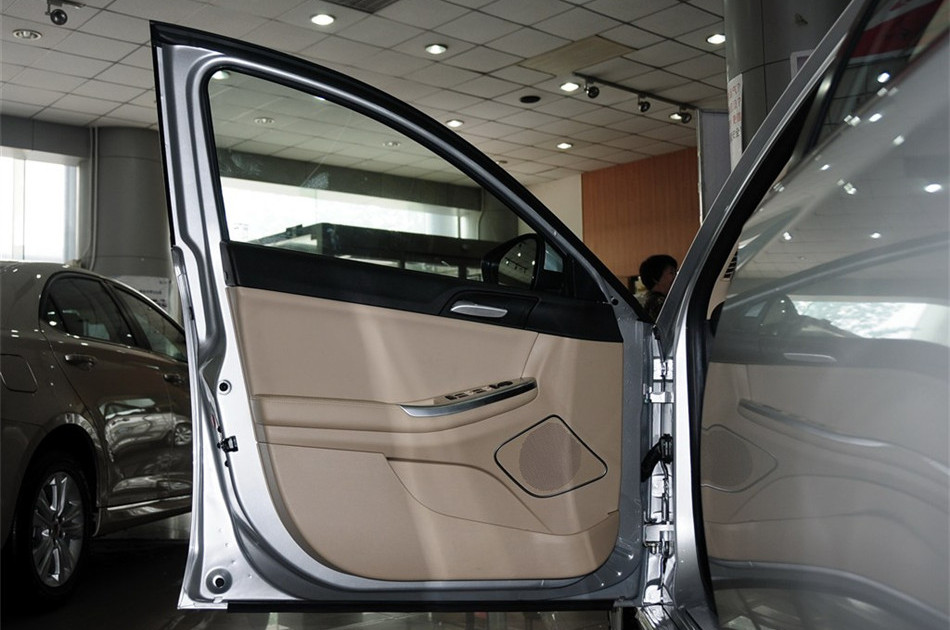 2013款 550D 1.8T AT 品臻版 座椅空间