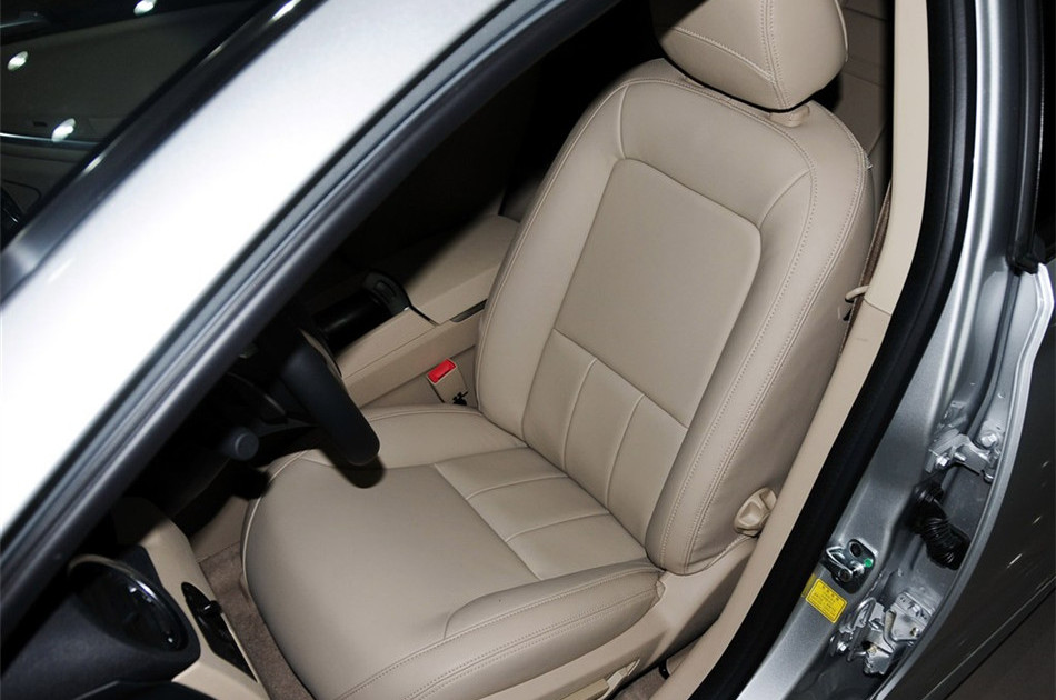 2013款 550D 1.8T AT 品臻版 座椅空间