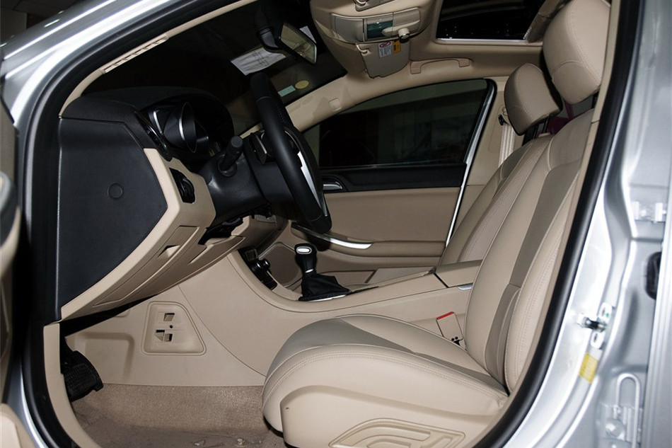 2013款 550D 1.8T AT 品臻版 座椅空间