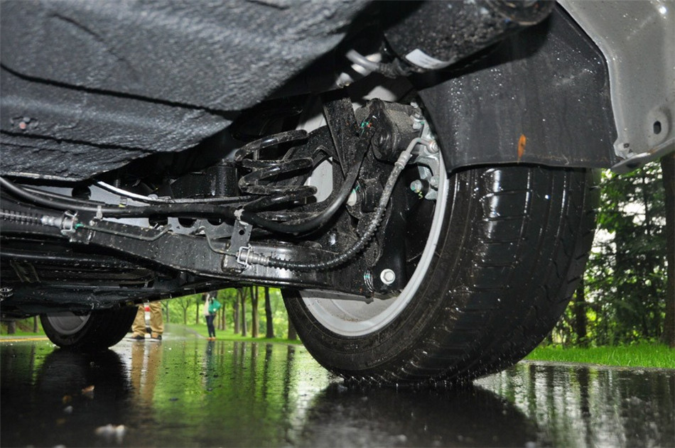 2013款 550D 1.8T AT 品臻版 引擎底盘