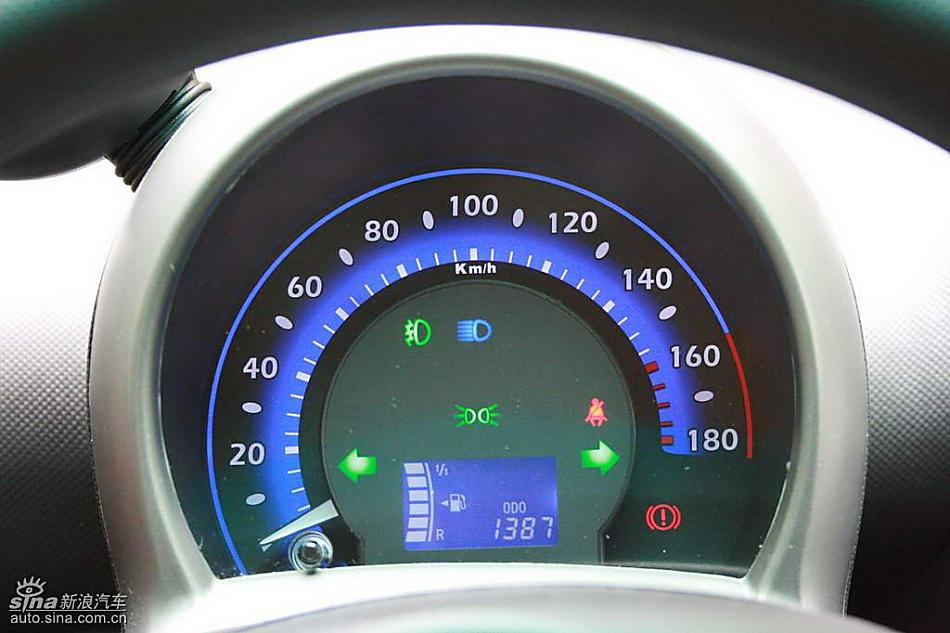 比亚迪F0上市现场内饰实拍图