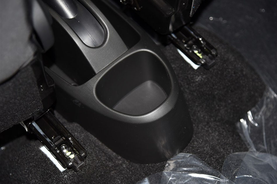 2015款 1.0L 悦酷型 座椅空间