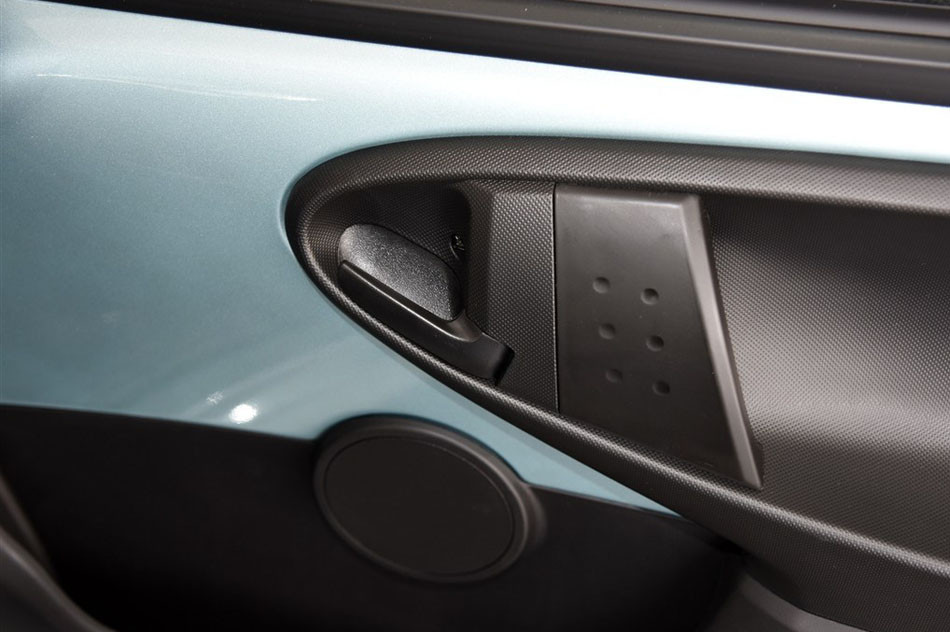 2015款 1.0L 悦酷型 座椅空间