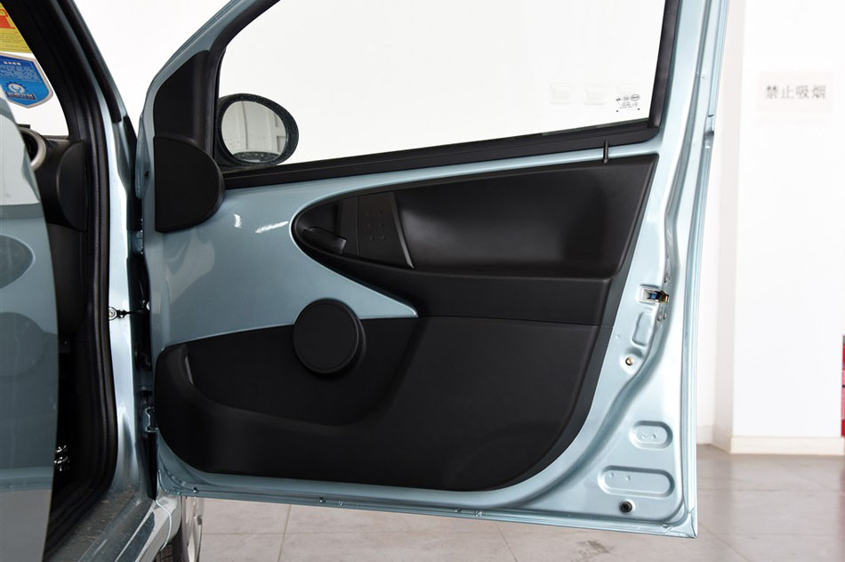 2015款 1.0L 悦酷型 座椅空间