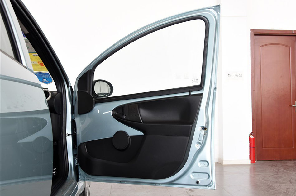 2015款 1.0L 悦酷型 座椅空间