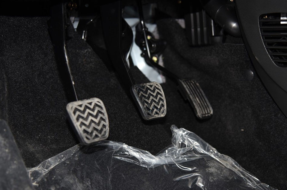 2015款 1.0L 悦酷型 座椅空间