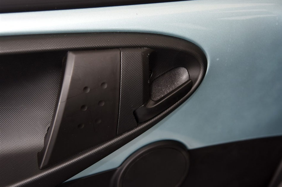 2015款 1.0L 悦酷型 座椅空间