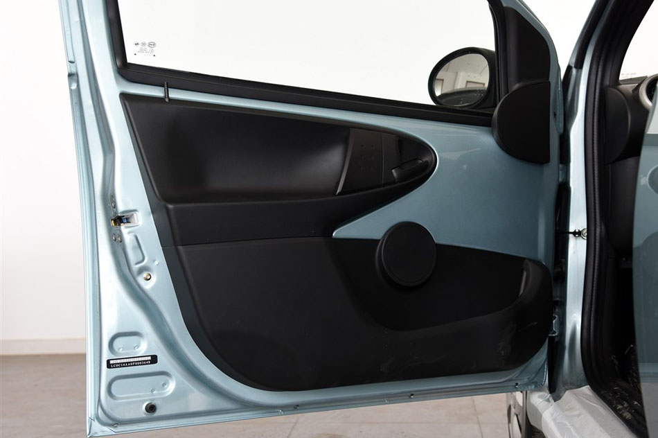 2015款 1.0L 悦酷型 座椅空间