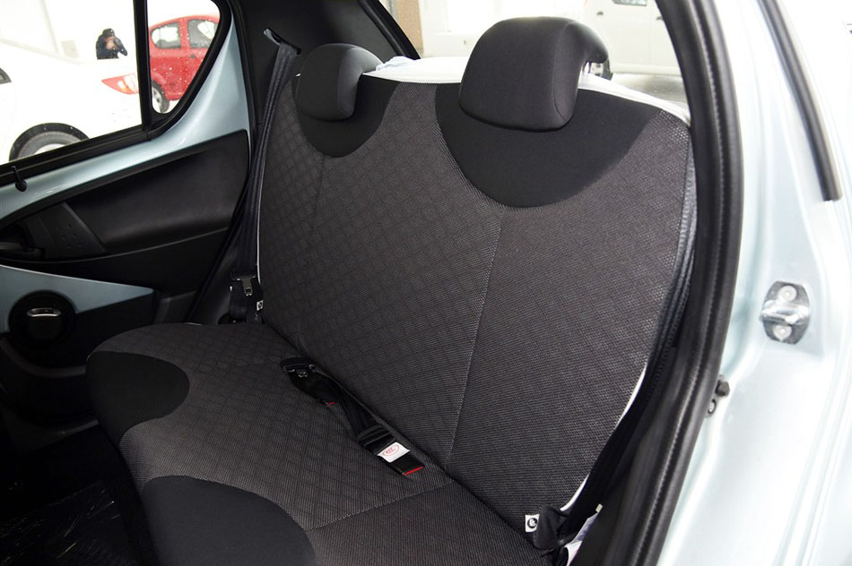 2015款 1.0L 悦酷型 座椅空间