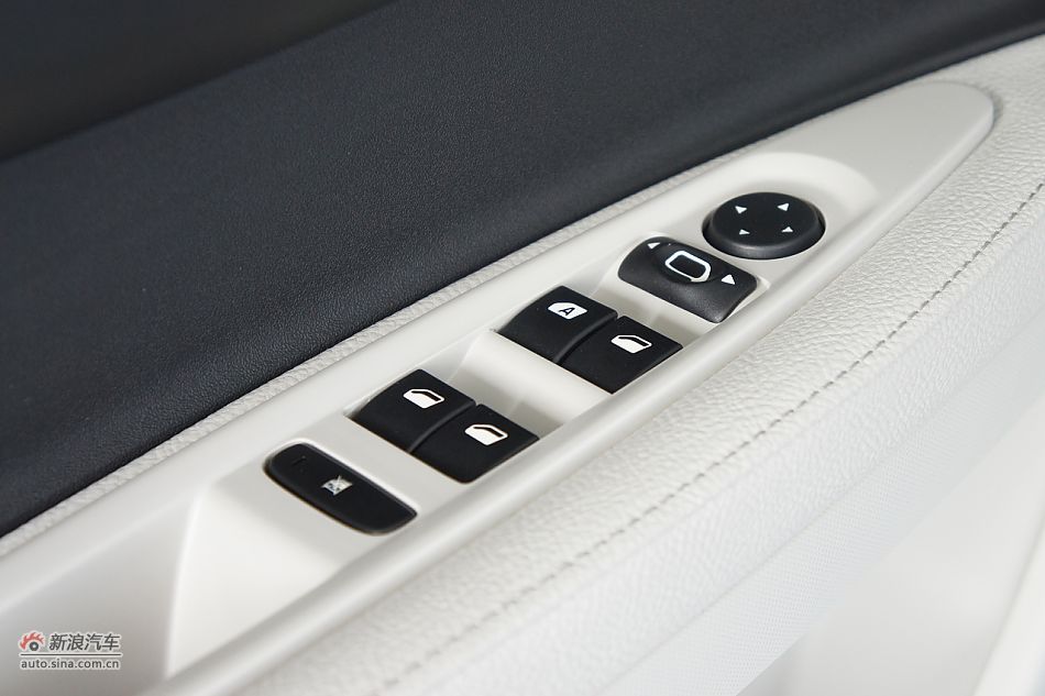 2011款世嘉两厢内饰图片