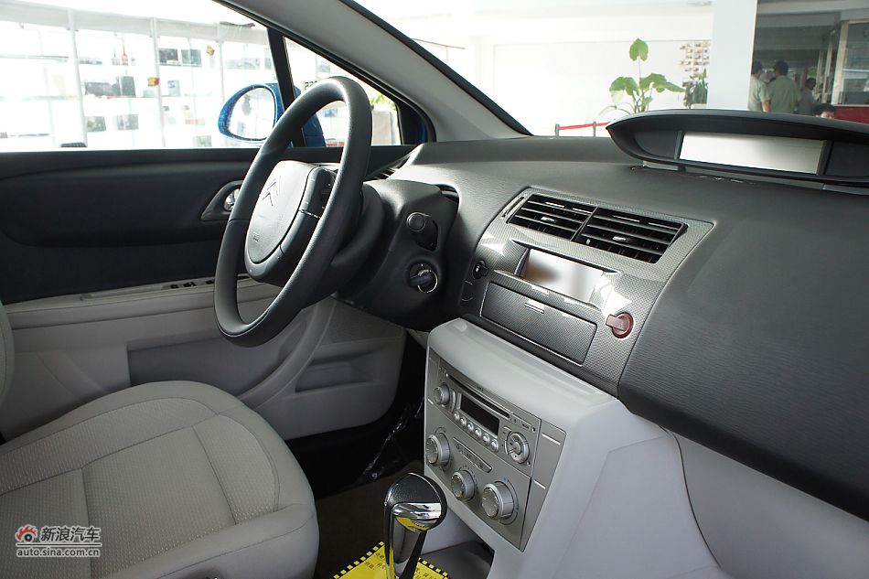 2011款世嘉两厢内饰图片